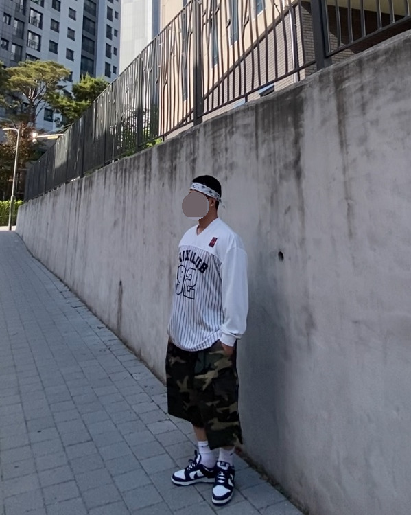데일리룩('26. 5. 17.)하바행크 클래식 페이슬리 반다나, 드릭스 스트라이프 럭비 티셔츠, 카고브로스 카모 와이드 버뮤다 팬츠, 나이키 삭스 양말, 나이키 덩크로우 범고래