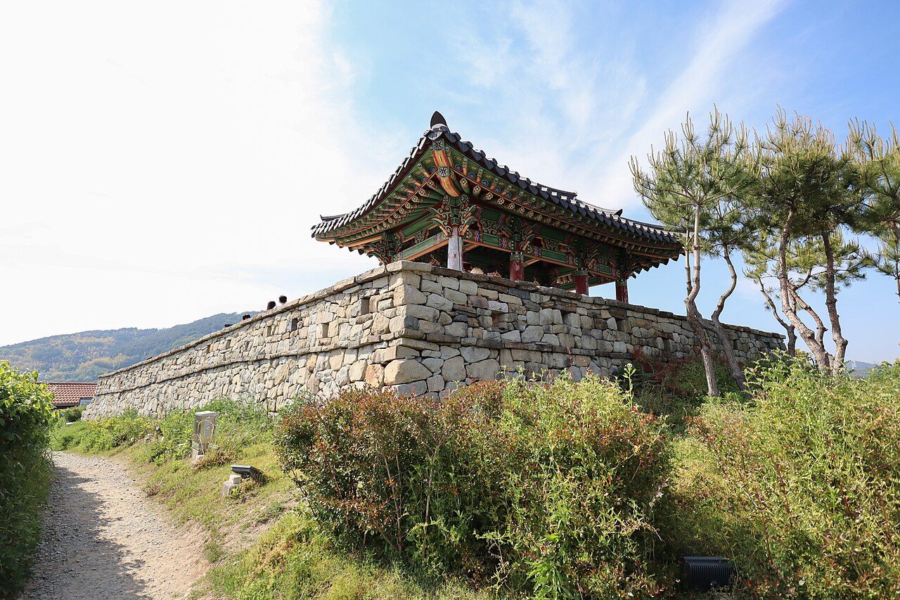 동피랑 꼭대기에 복원된 동포루