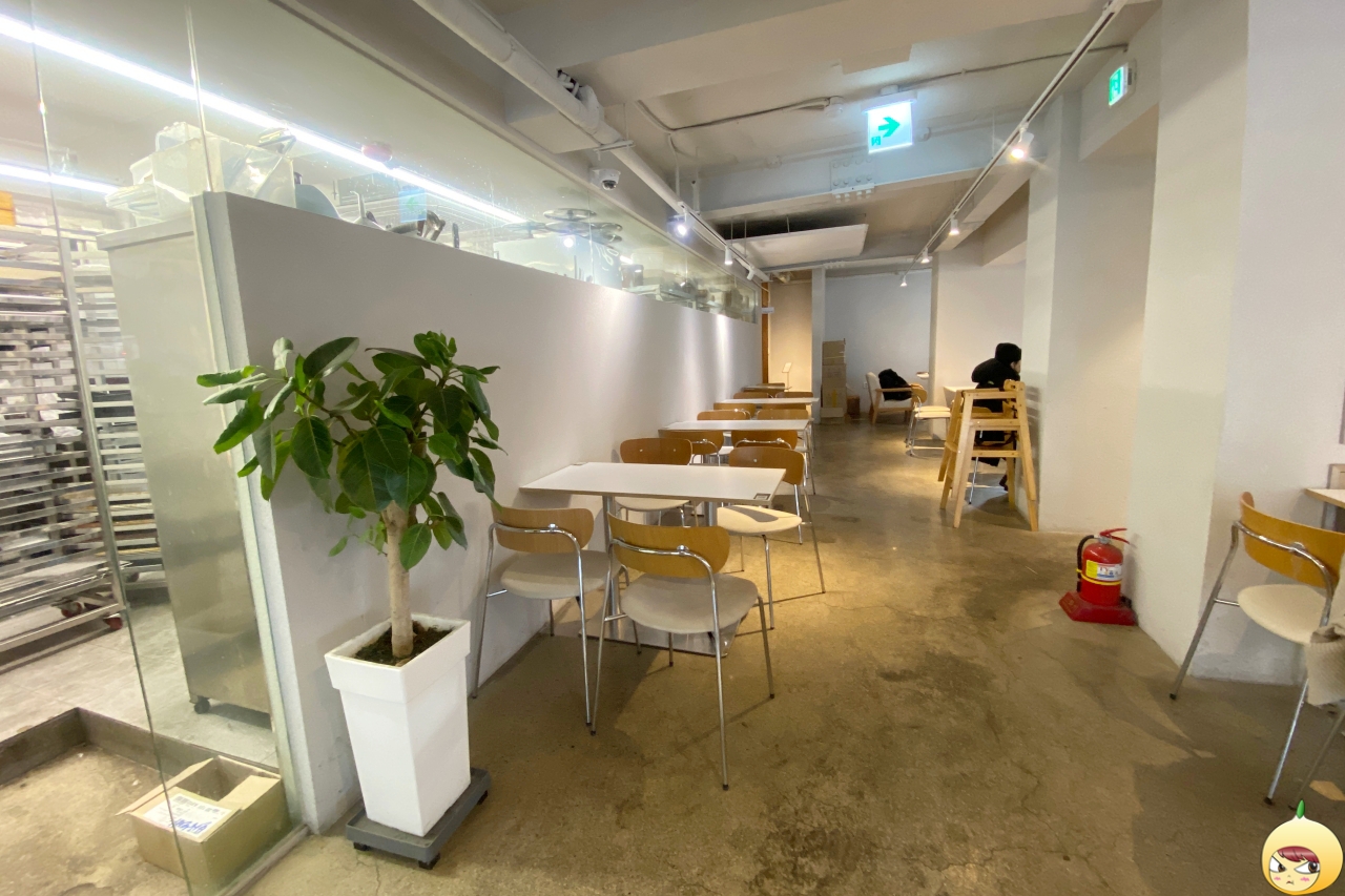 보사노바 베이커리랩 1층 카페 공간