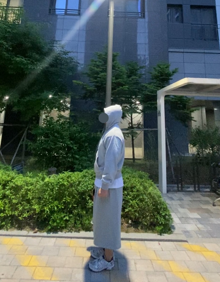 데일리룩('26. 5. 10.)맥우드건 MGGN 레드 캠프캡, 토피 스웻 집업 후드티, 무신사스탠다드 와이드 버뮤다 팬츠, 아식스 젤 카야노 5 OG / 1021A189-100