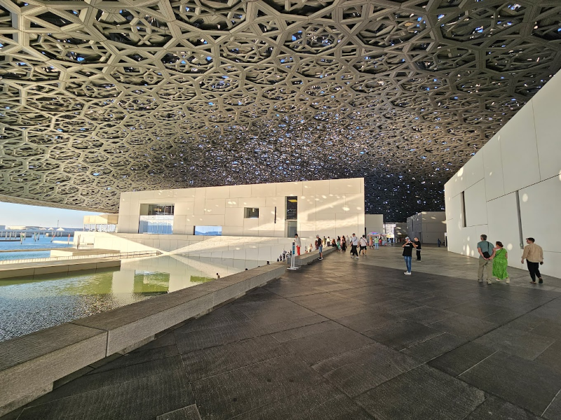 브루브 아부다비 내부와 독특한 천장의 모습