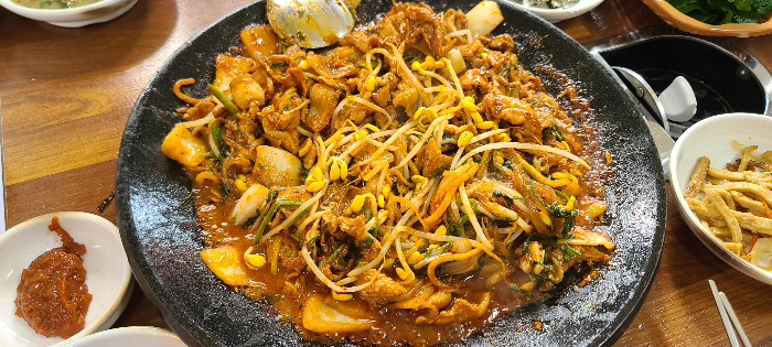 제주맛집 흑돼지 두루치기 제주점심식사 성산흑돼지두루치기 흑돼지두루치기세트 당면사리 콩나물 완성