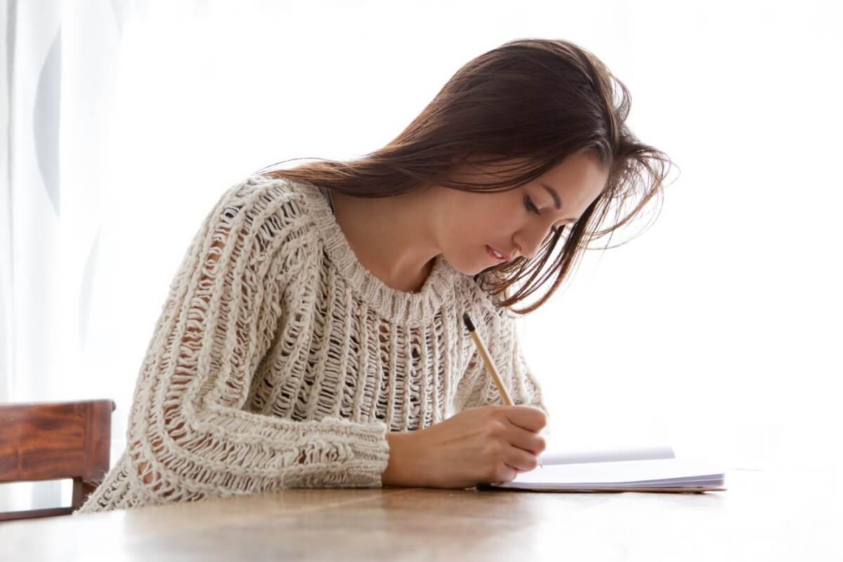 일기를-쓰는-여성