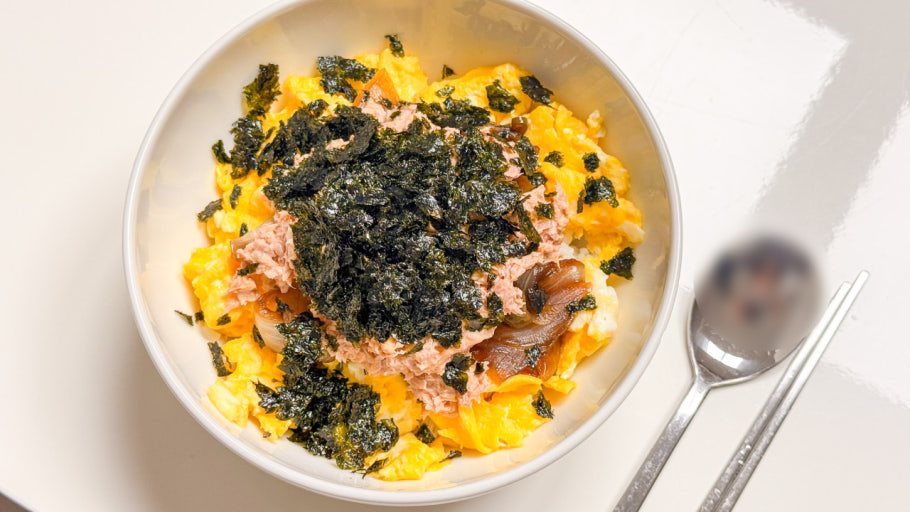 스크램블 에그와 참치, 김가루가 올라간 곤약밥 &ndash; 여름 다이어트를 위한 저탄수 고단백 곤약참치마요 도시락