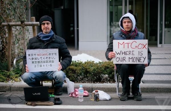 2014년 마운트곡스 본사 앞 시위 중인 피해자 이미지 &lt; 출처 : theverge.com &gt;