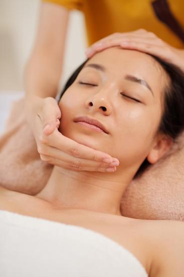 화이트 태닝(White Tanning)이란? 미백과 보습을 동시에! 안전한 브라이트닝 관리법