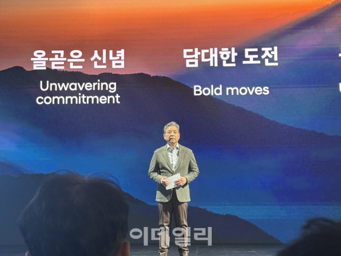 장재훈 현대자동차 사장이 31일 경기도 고양시 현대 모터스튜디오 고양에서 열린 ‘클리얼리 커미티드(Clearly Committed): 올곧은 신념’ 행사에서 발표를 하고 있다.