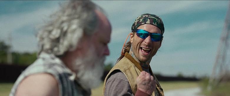 Hit Man에서 위장한 주인공이 밴드나 오토바이 갱단 스타일로 등장하는 모습