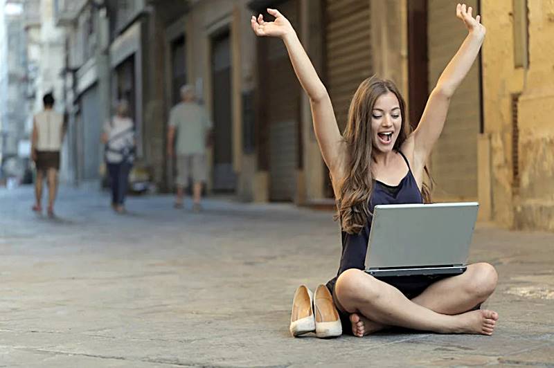 길거리에서-노트북으로-일을-하고있는-모습