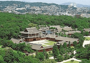 창덕궁-전체모습-우거진숲속의창덕궁