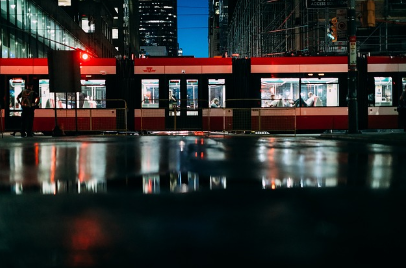 서울 지하철 노선도 크게보기와 관련된 지하철이 운행중인 사진