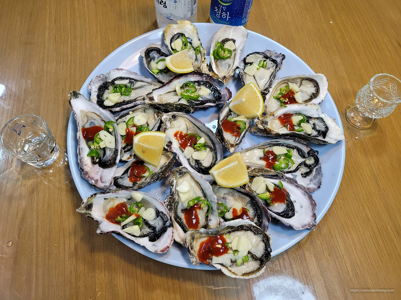 청양고추 마늘 레몬즙을 곁들인 하프쉘 굴요리