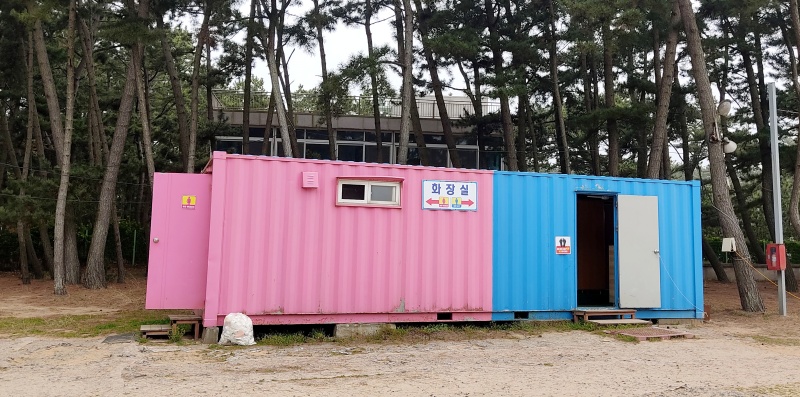 샤워실과 가까운 화장실
