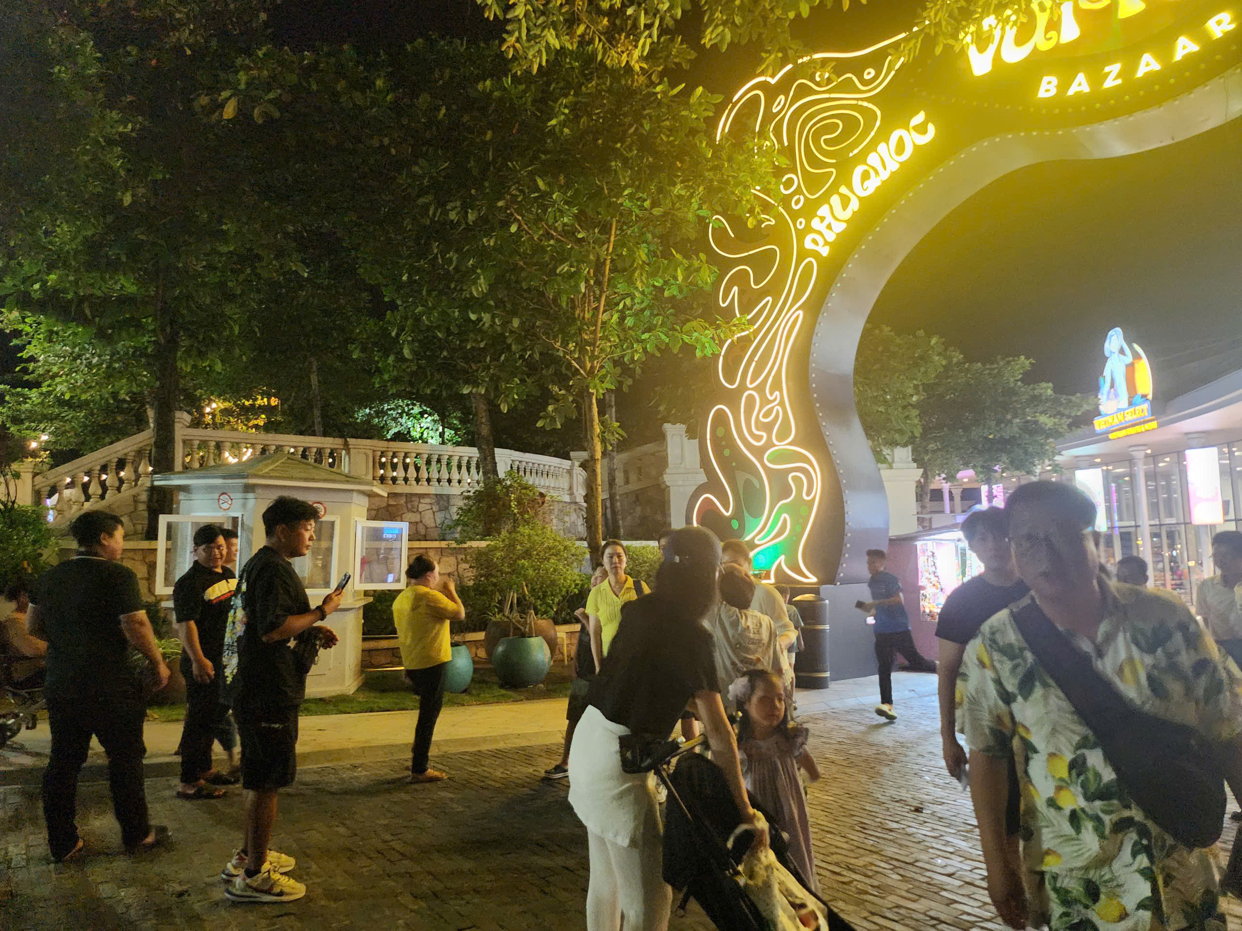 푸꾸옥 남부 선셋 타운 부이페스트 야시장 입구