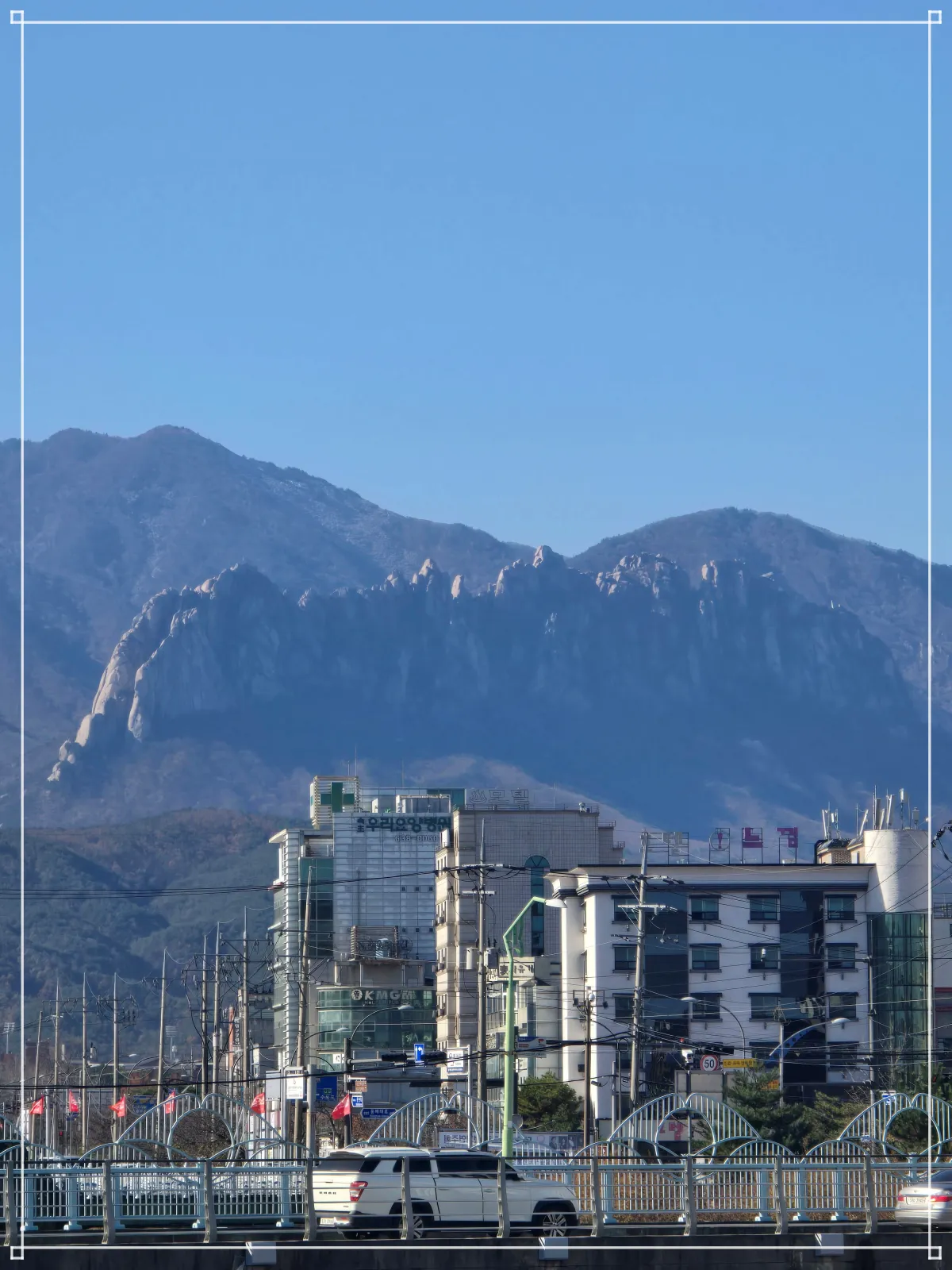 속초시내-도심속울산바위전경