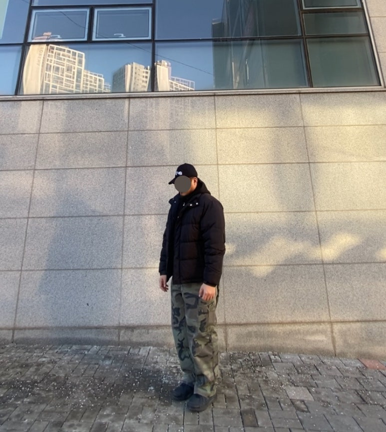 데일리룩('26.1.21.)오와이 빈티지 레터링 볼캡, 무신사스탠다드 보아 후드티, 바스틱 점퍼 숏패딩, 플루크 밀리터리 카모 와이드 카고 팬츠, 뉴발란스 410V5 트레일 올블랙