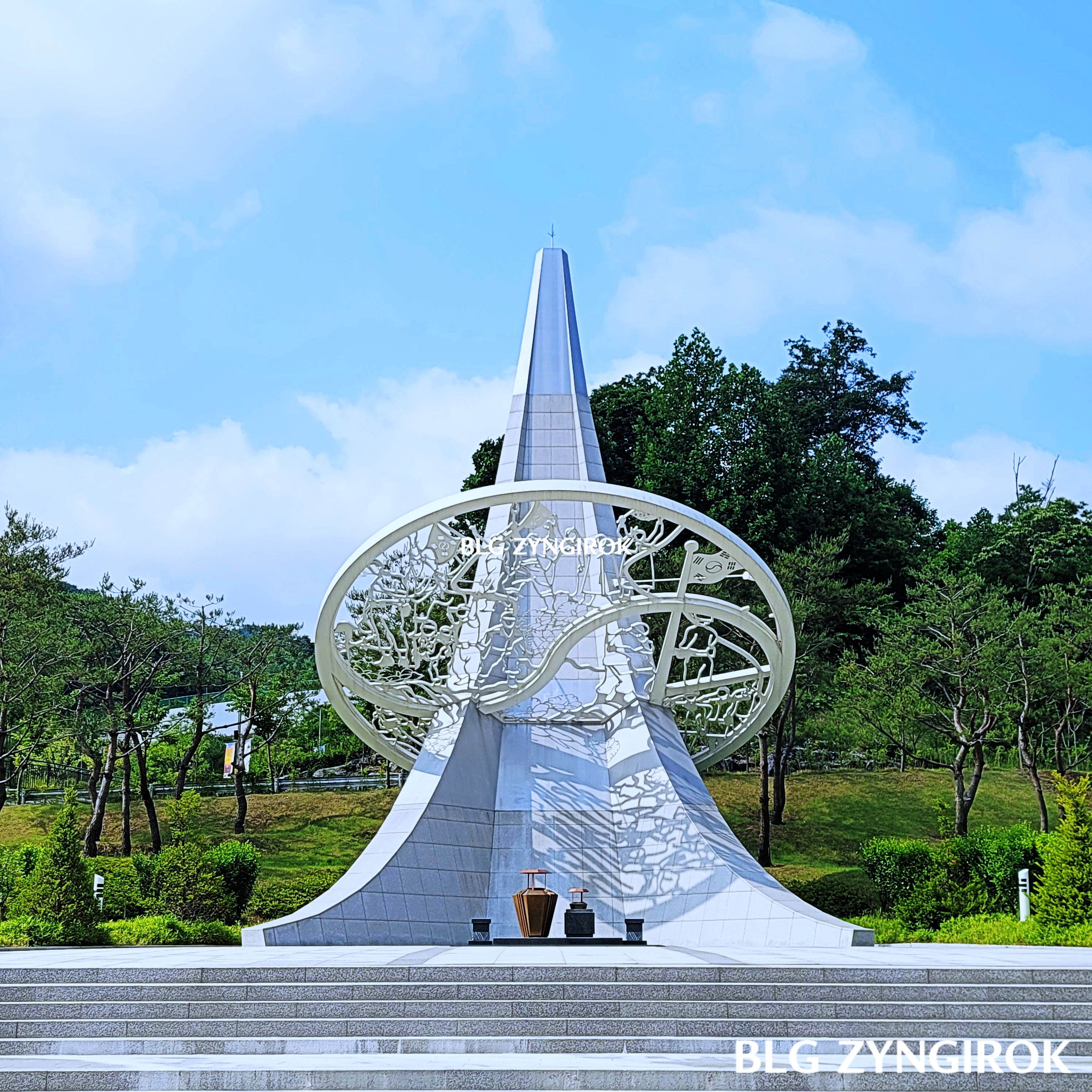 국립괴산호국원의-현충탑이다.