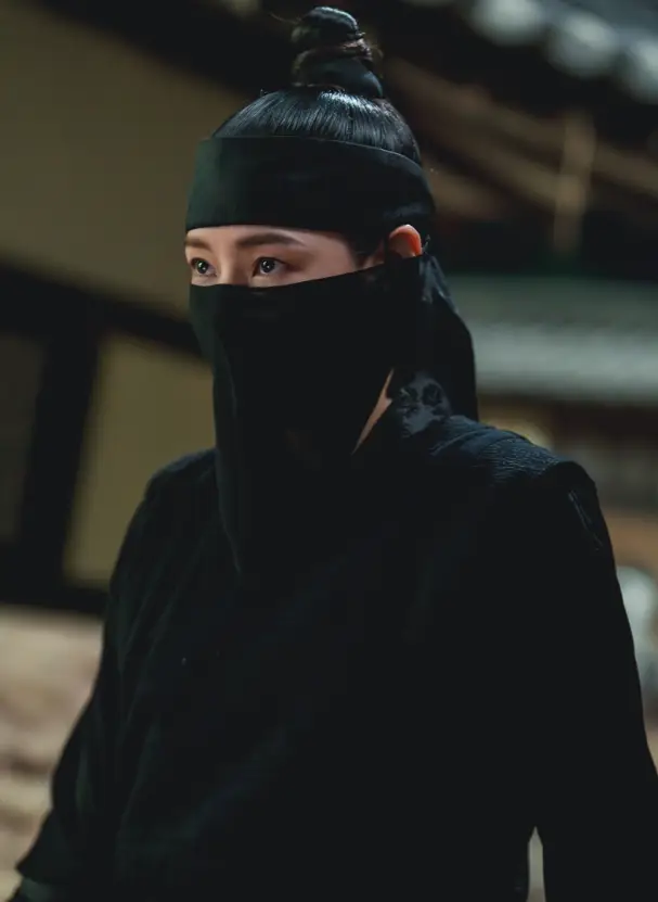 밤에 피는 꽃- 검은 두건 검은옷을 입고 앞을 보고있는 조여화