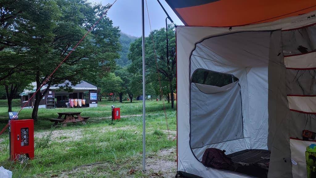 발포 매트와 전기장판 침낭이 깔린 텐트