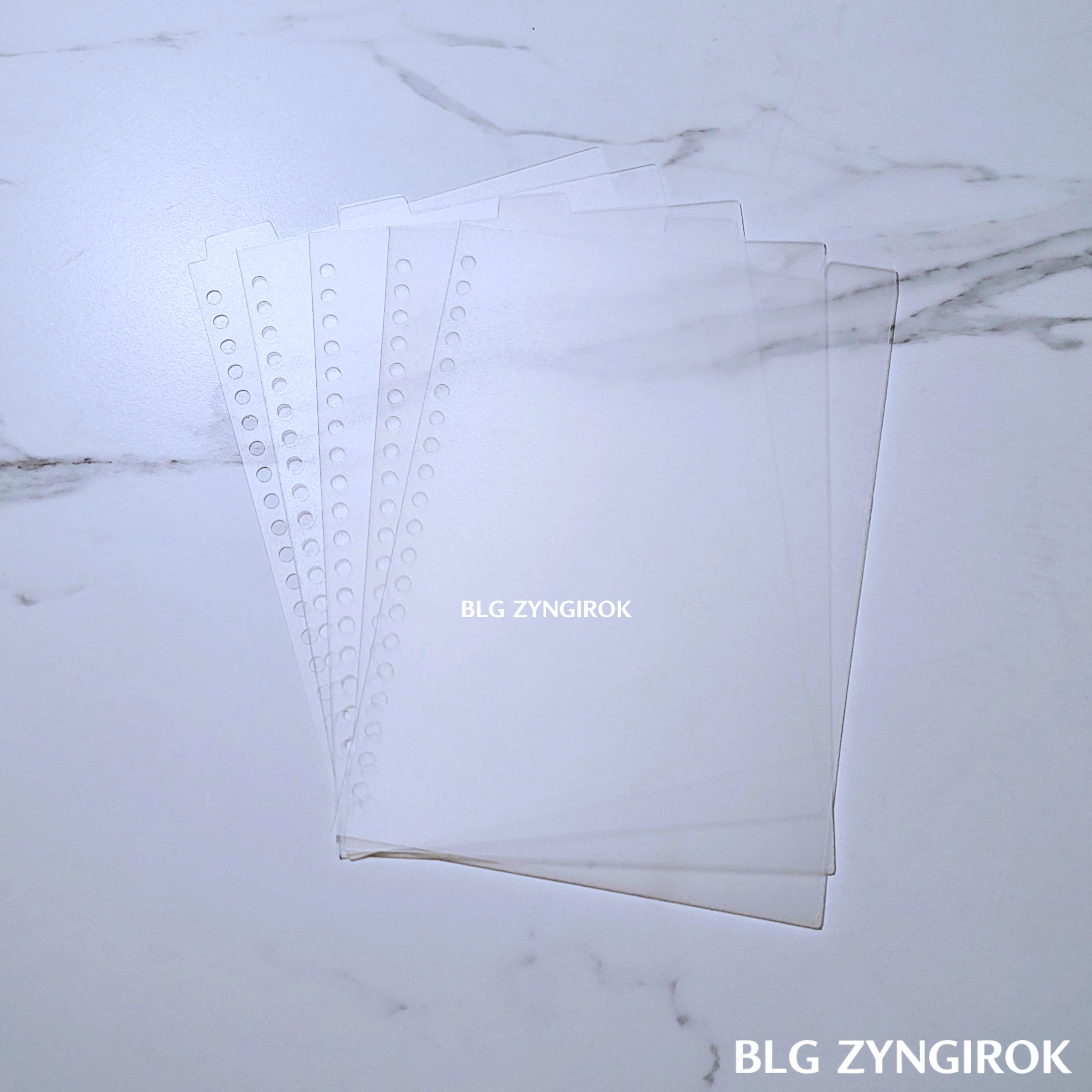 A5 20공 세로형 인덱스를 테이블 위에 펼쳐놓았다.