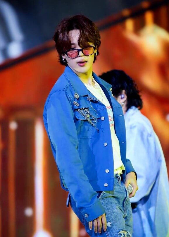 지민이-청자켓과-청바지를-입고-선글라스를-착용하고-무대에서-퍼포먼스를-하고-있는-사진