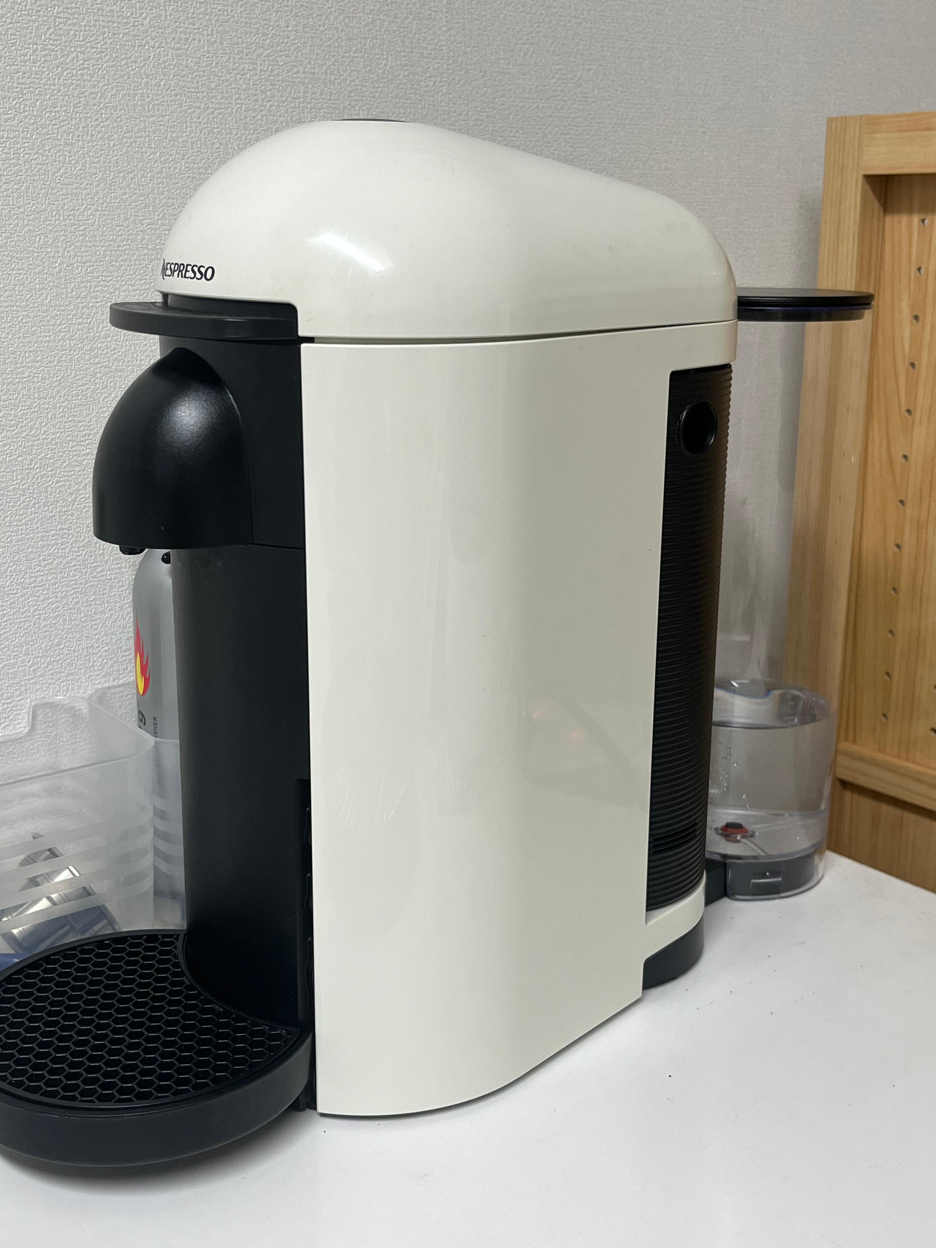 네스프레소 버츄오플러스 측면이며 물통을 보여주고 디자인을 보여주는 사진