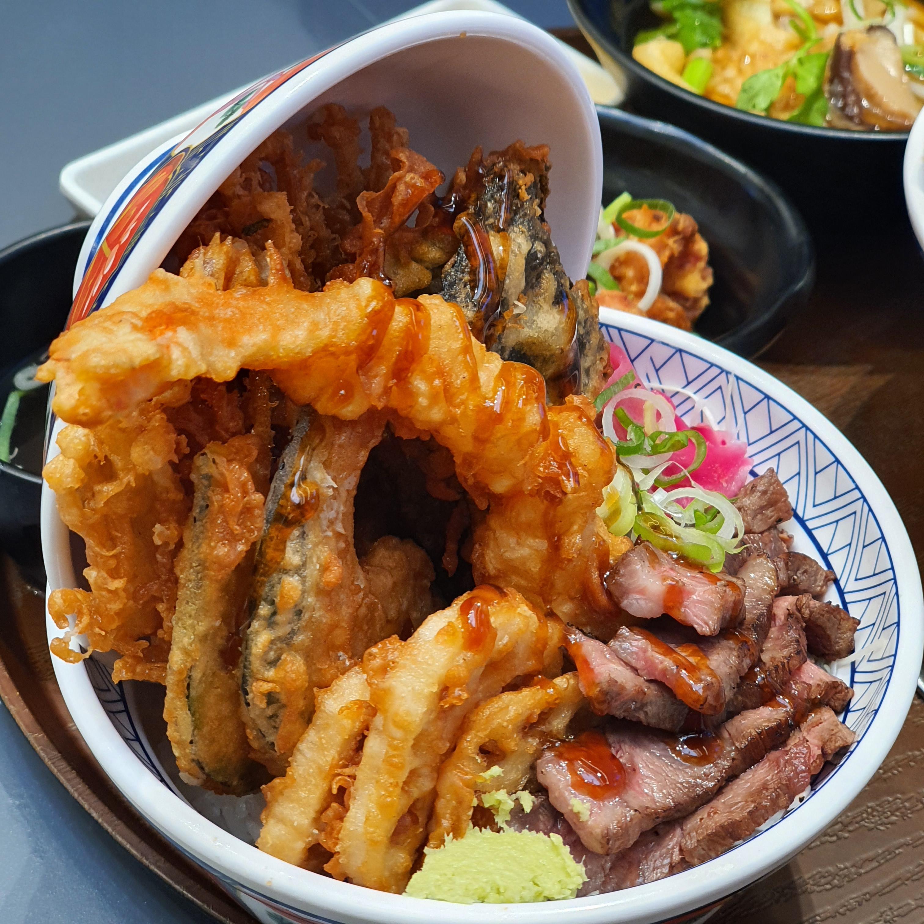 일본식-우동그릇에-담긴-스테키텐동