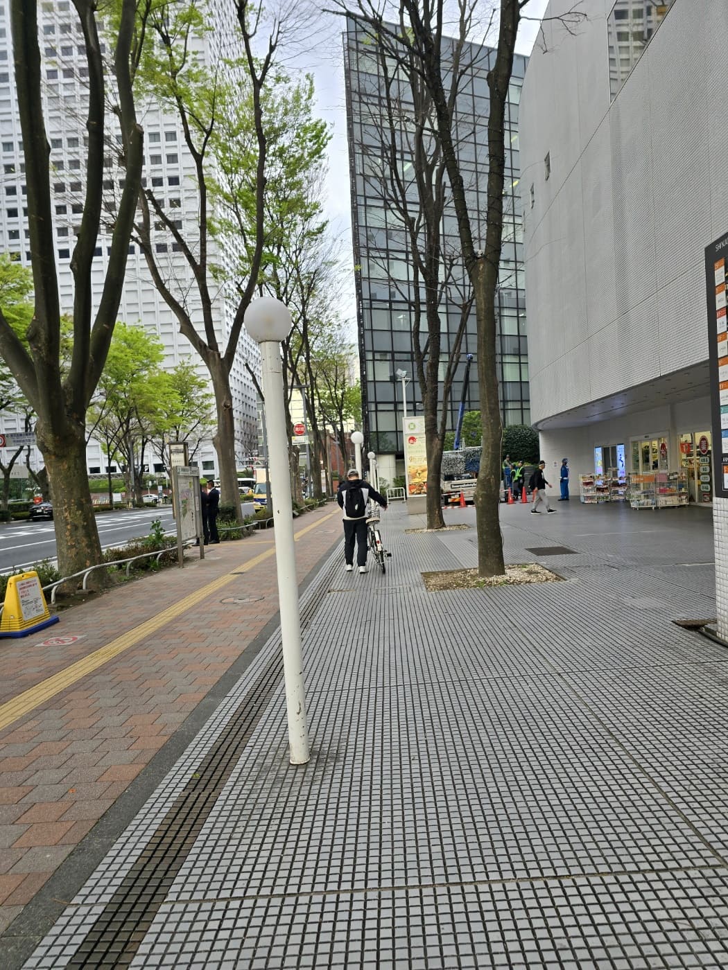 호텔앞에서_기다리는남편