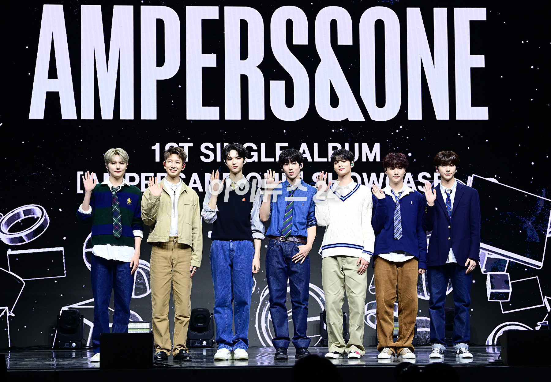 그룹 앰퍼샌드원이 15일 서울 용산구 한남동 블루스퀘어 마스터카드홀에서 열린 앰퍼샌드원(AMPERS&ONE) 데뷔 싱글 앨범 'AMPERSAND ONE' 발매 기념 프레스 쇼케이스에서 포즈를 취하고 있다. [사진=정소희 기자]
