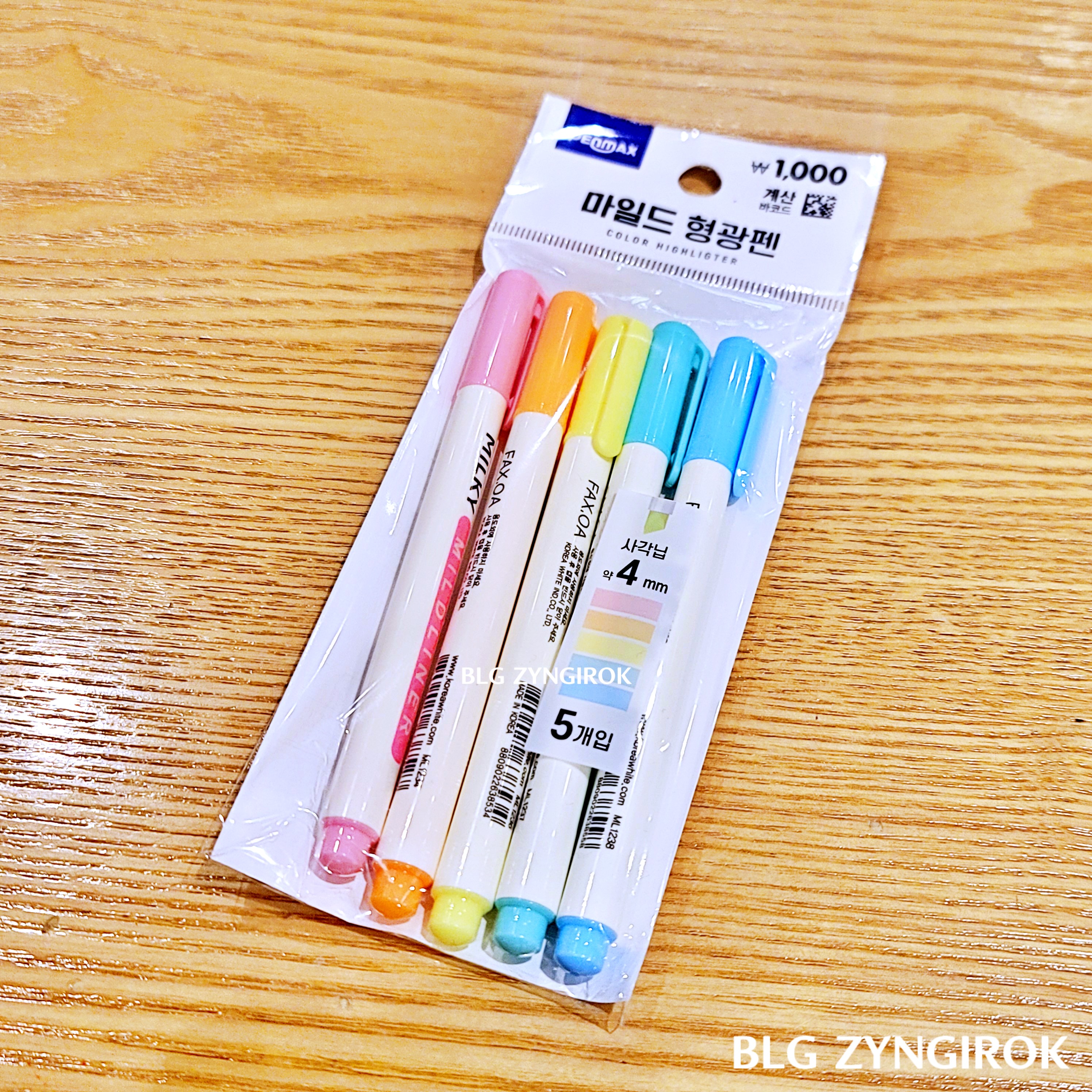 다이소 - 밀키 마일드 라이너 형광펜이 테이블 위에 놓여있다.