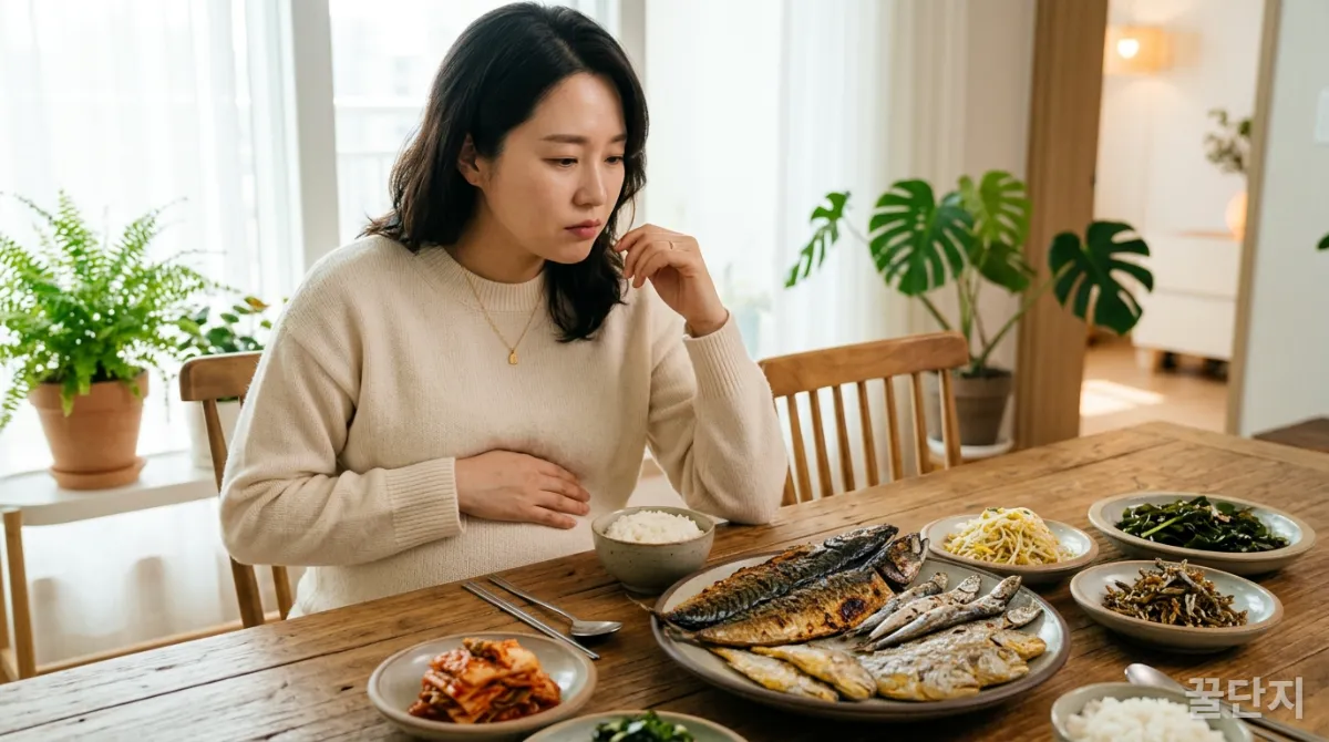 임산부가 고수은 생선과 저수은 생선을 비교하며 바라보는 모습