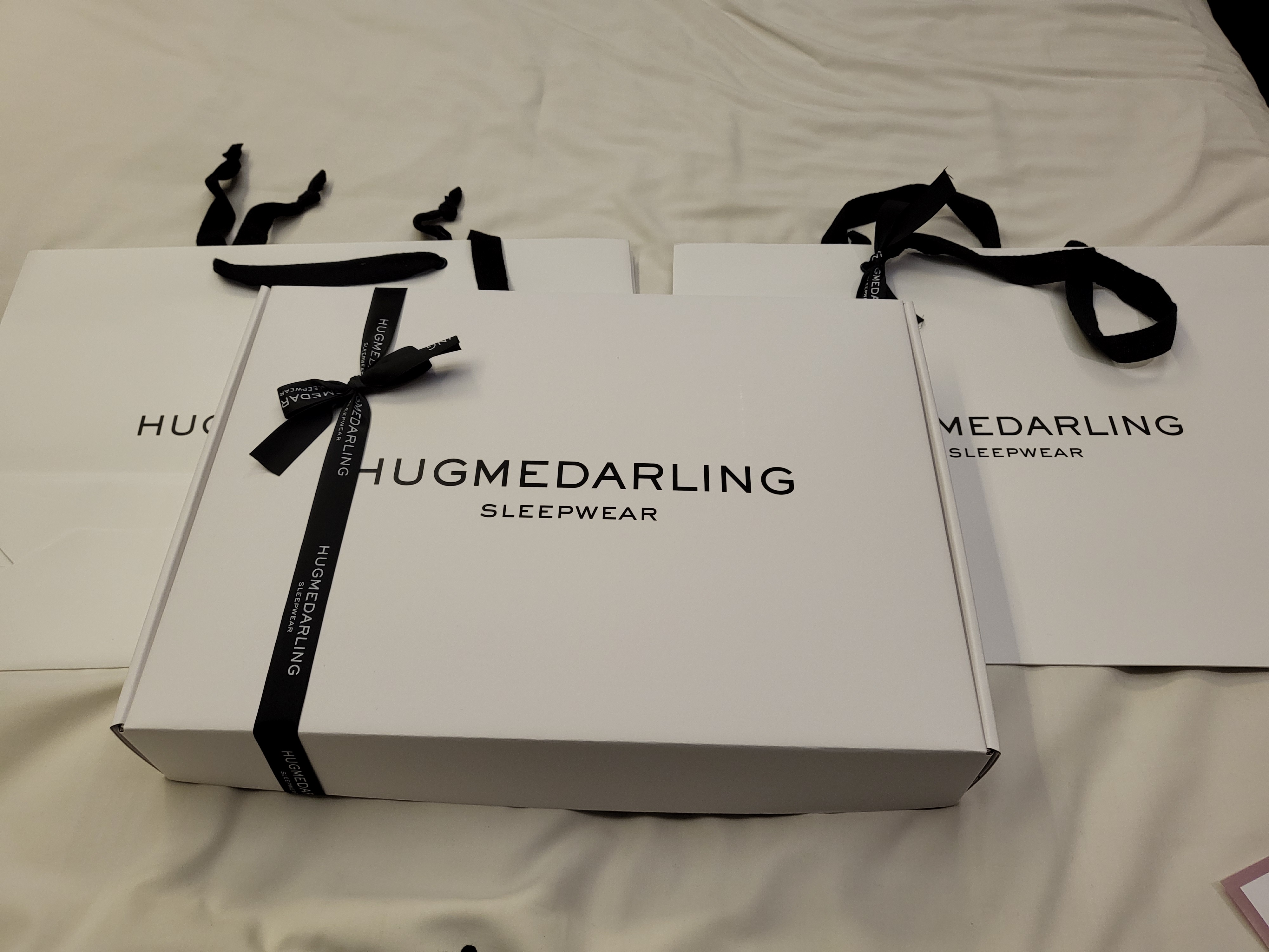 허그미달링 커플잠옷