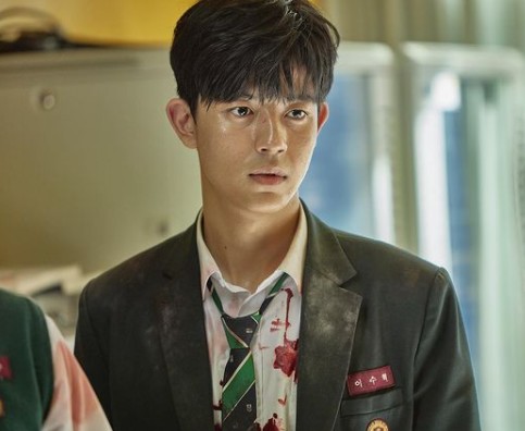 교복을 입은 배우 로몬의 모습
