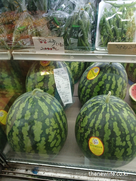 수박은 수분과 칼륨이 풍부해 소금을 많이 먹으면 체내 나트륨을 배출하고 소금 부작용을 완화하는 데 효과적입니다.