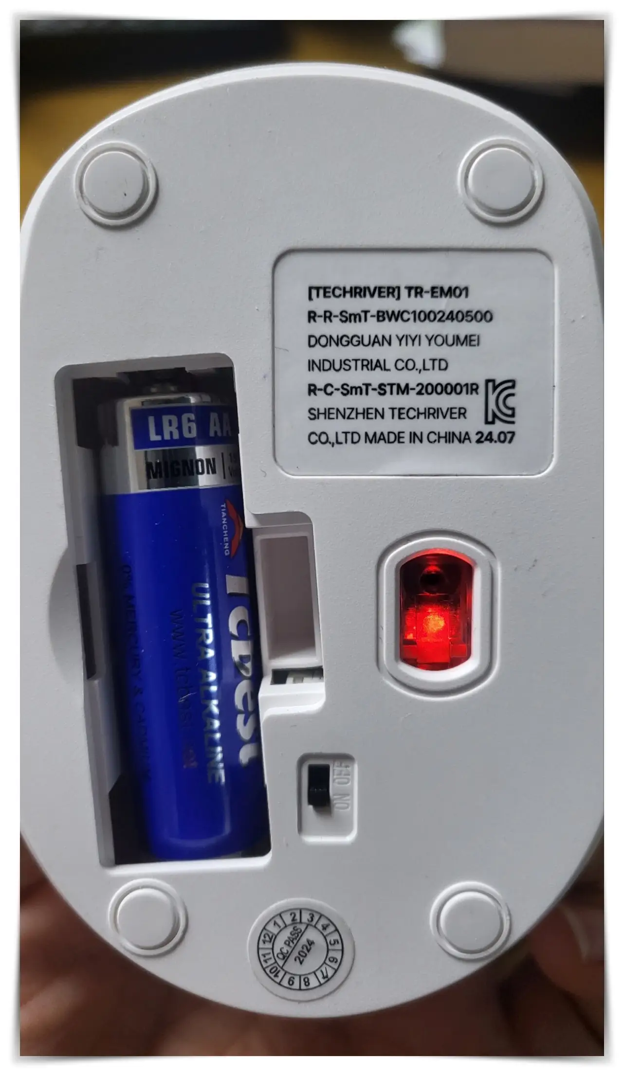 무선마우스 뒷면 aa건전지 들어있는 모습