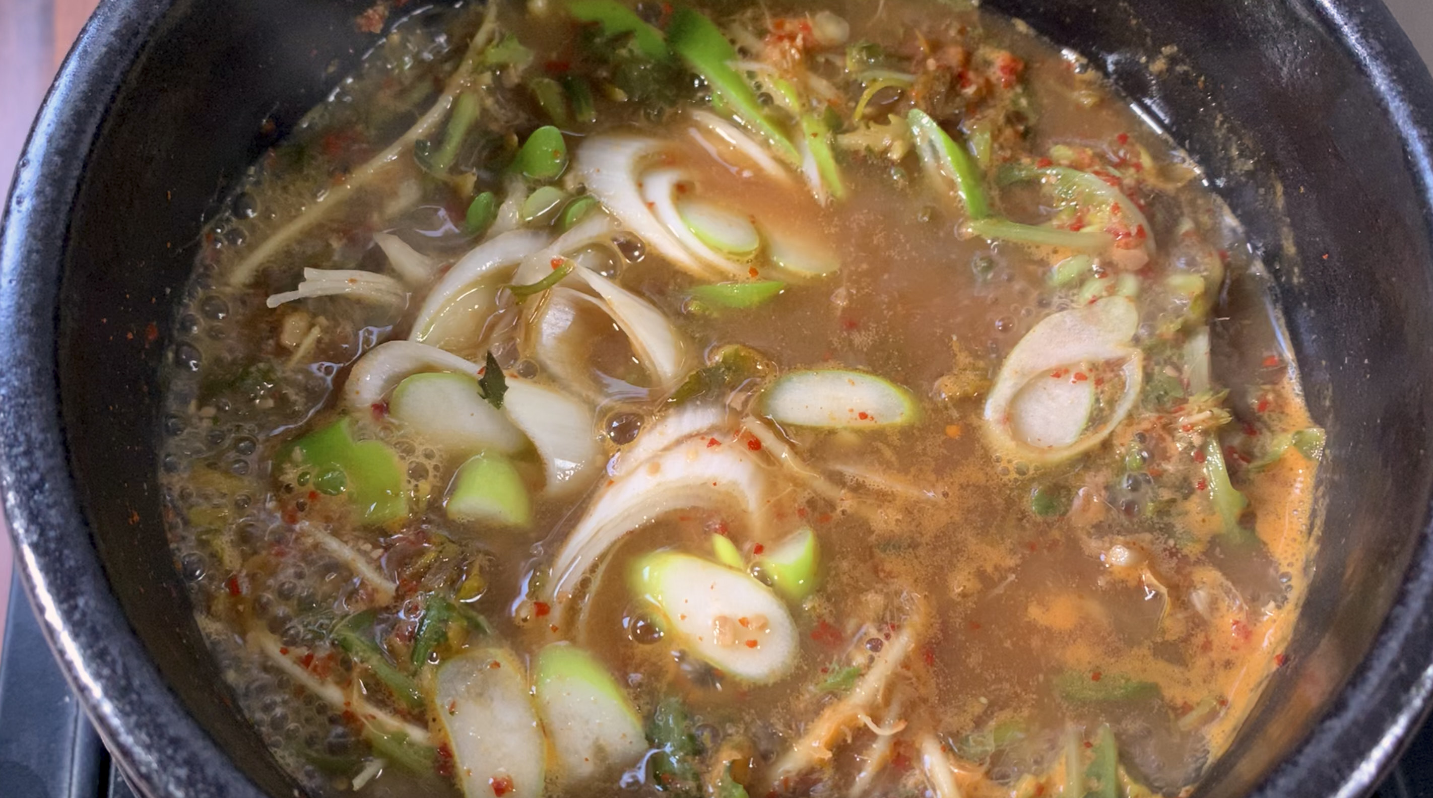 한소끔 끓은 냉이 된장국에 파 넣기