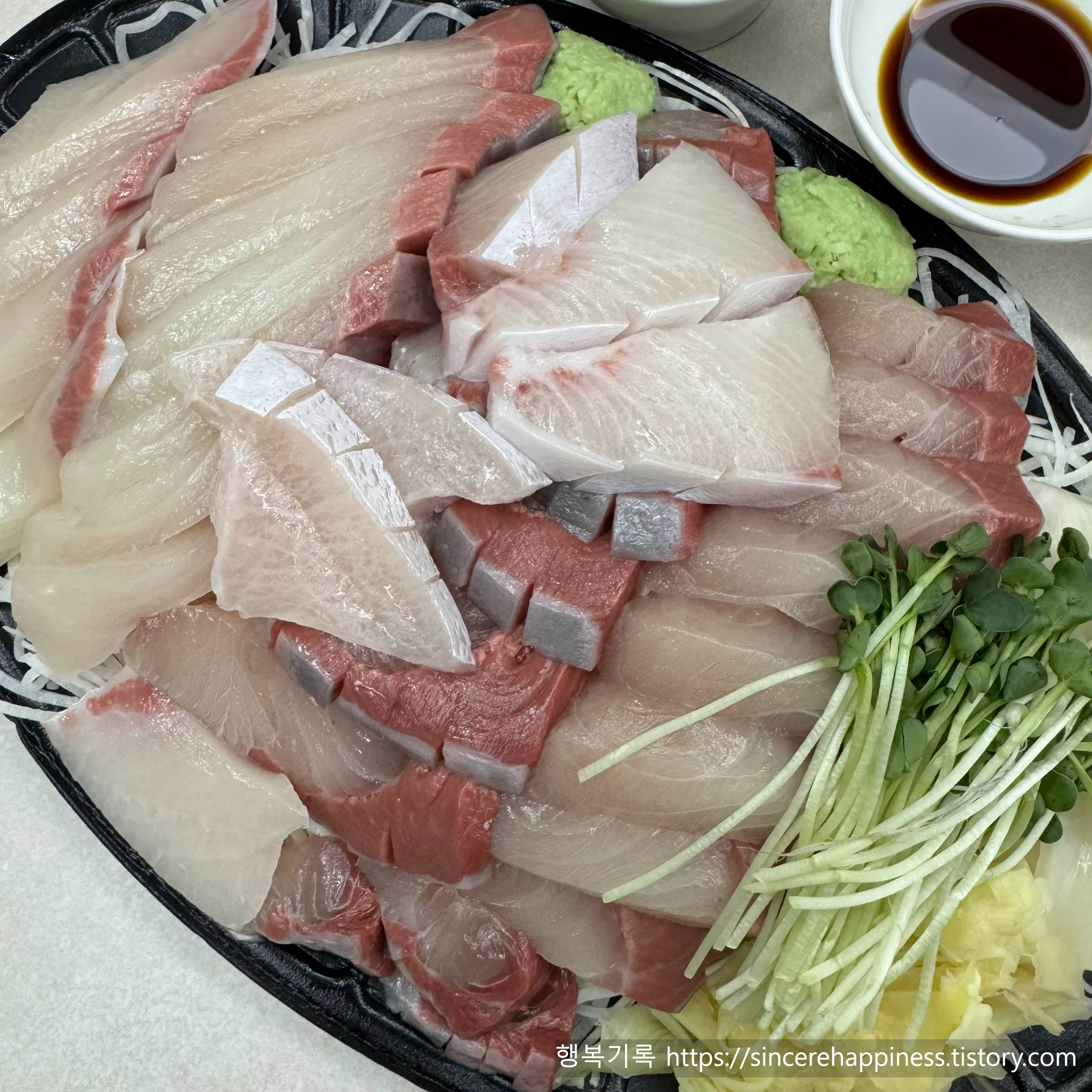 겨울 제철 대방어 뱃살 등살 부위별 기름기 꽉 찬 근접 사