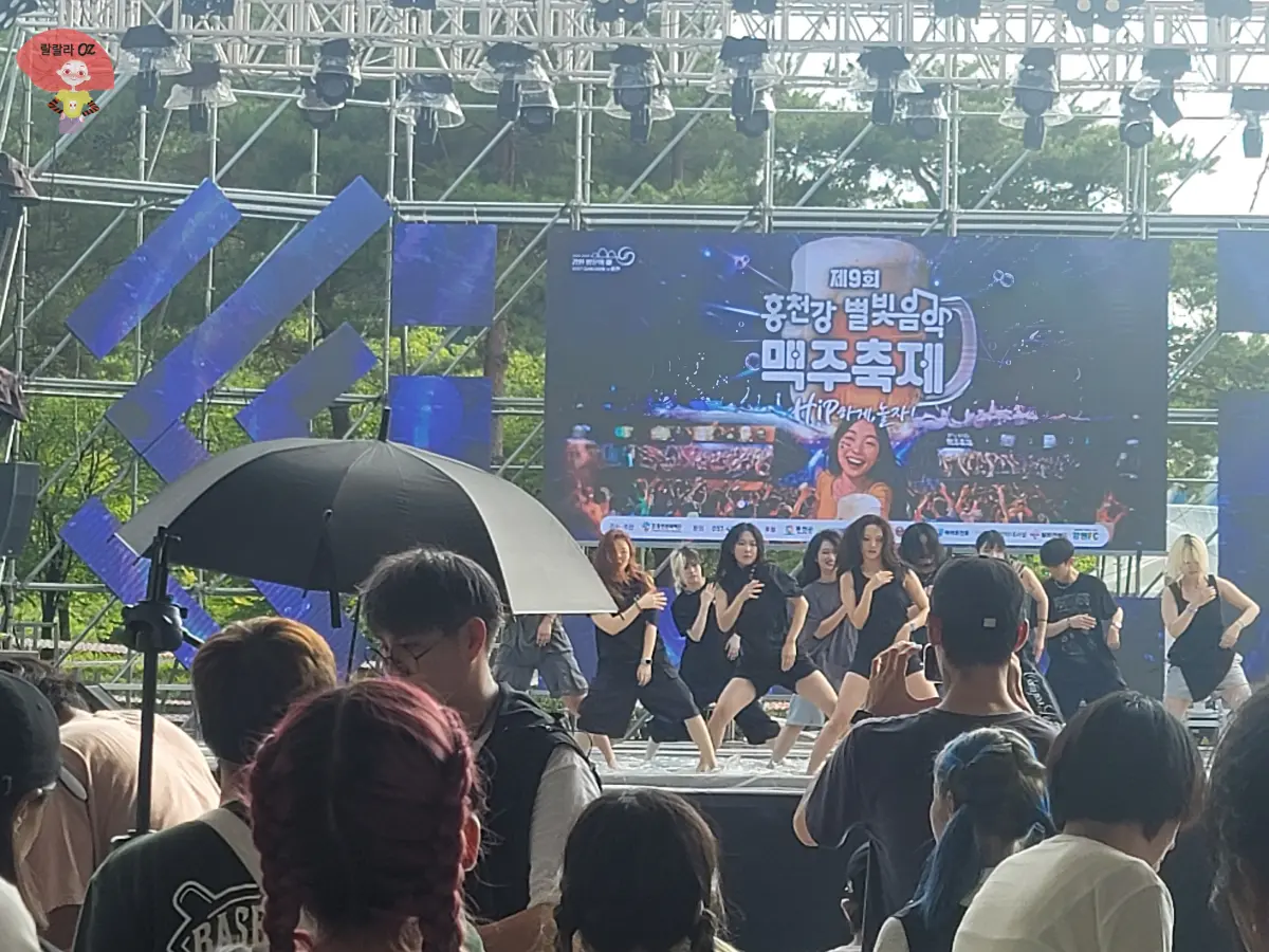 강원도-홍천-맥주축제-웻-댄스-참가자팀-댄서들이 두줄로-서서-검은-티에-검은바지-혹은-청바지를-입고-리허설-중