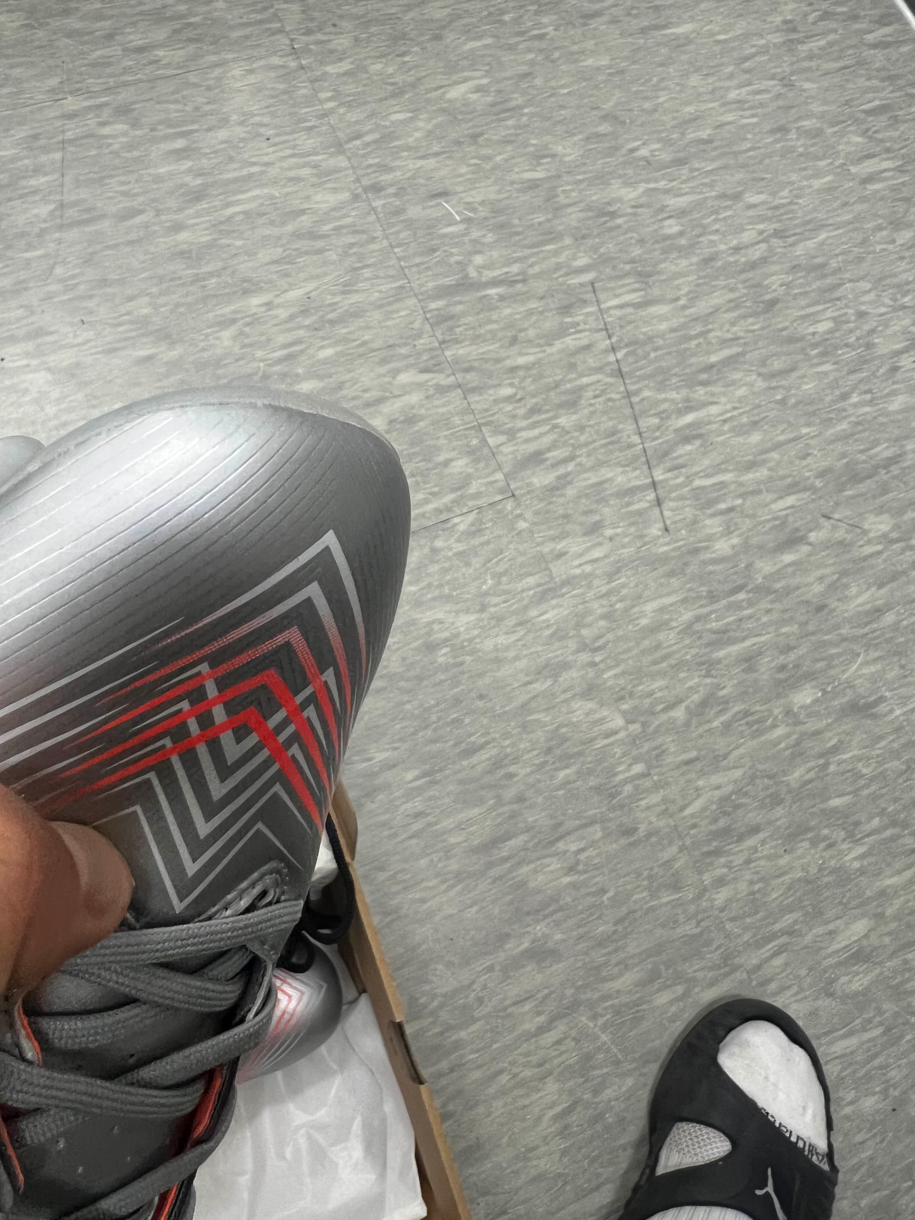 주홍색연구 아식스 스위프트 스트라이크 축구화 소개 이미지