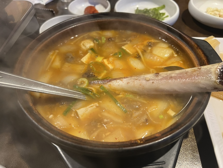 연산동 우대갈비 맛집 고짚, 갈비 한 대가 통째로 들어간 된장찌개 사진