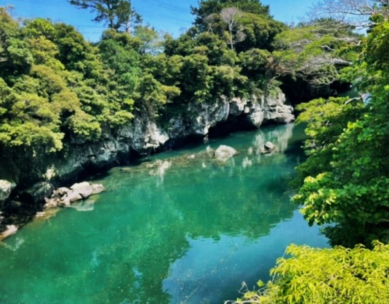 호수가-아름답게-펼쳐진-광경