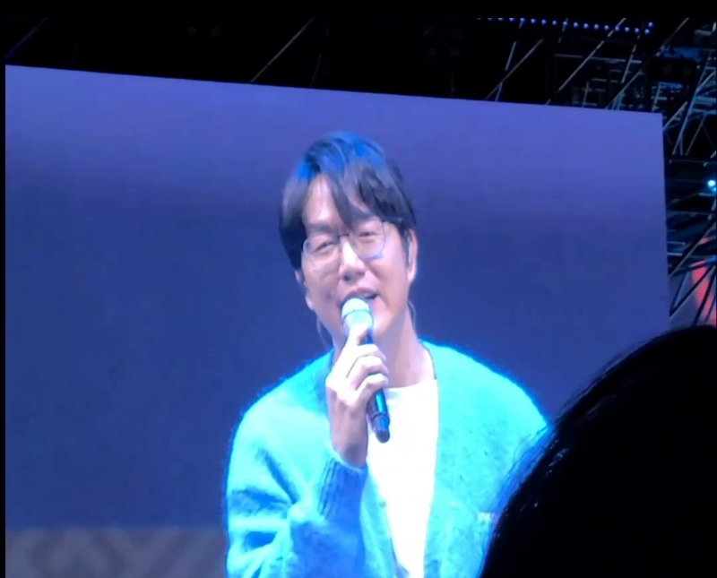 무대에서-노래중인-성시경