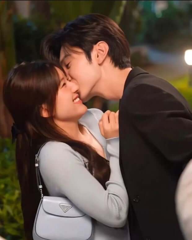쌍즈의 볼에 입맞춤 하는 돤자쉬의 모습