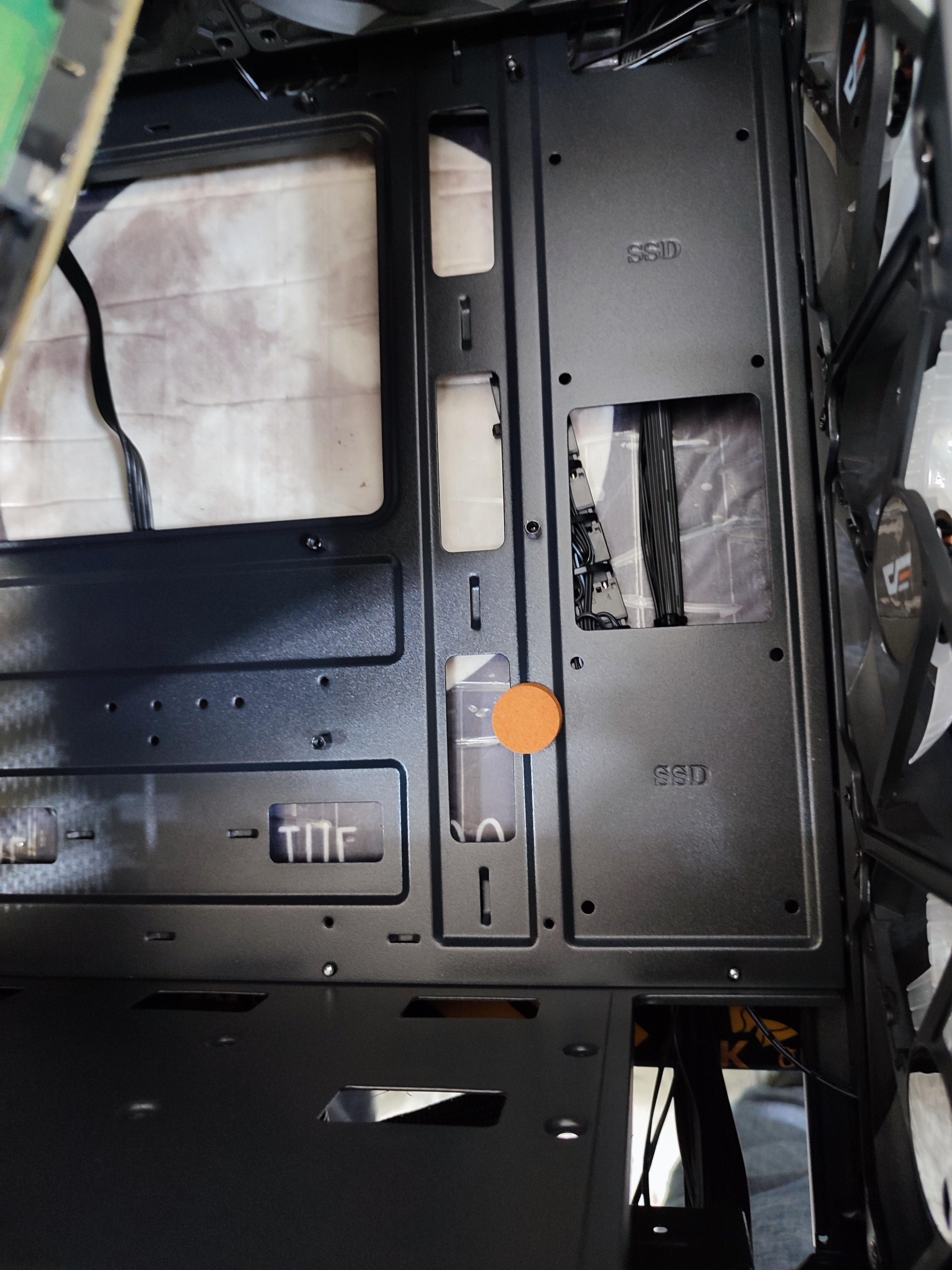 메인보드 우측 하단에 서포트 볼트를 조일 수 있는 구멍이 없어서 스펀지로 대체했습니다.