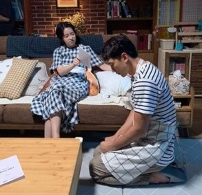 엄마가-소파에-앉아-바닥에-무릎꿇고있는-아들을-혼내는-장면