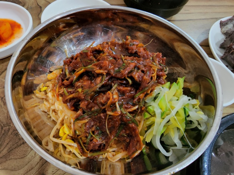 전북 익산 황동시장 택시맛객 고추장 양념 육회, 돼지 비곗살, 콩나물 등 채소 토핑 황동 육회 비빔밥 비빈밥 맛집 추천