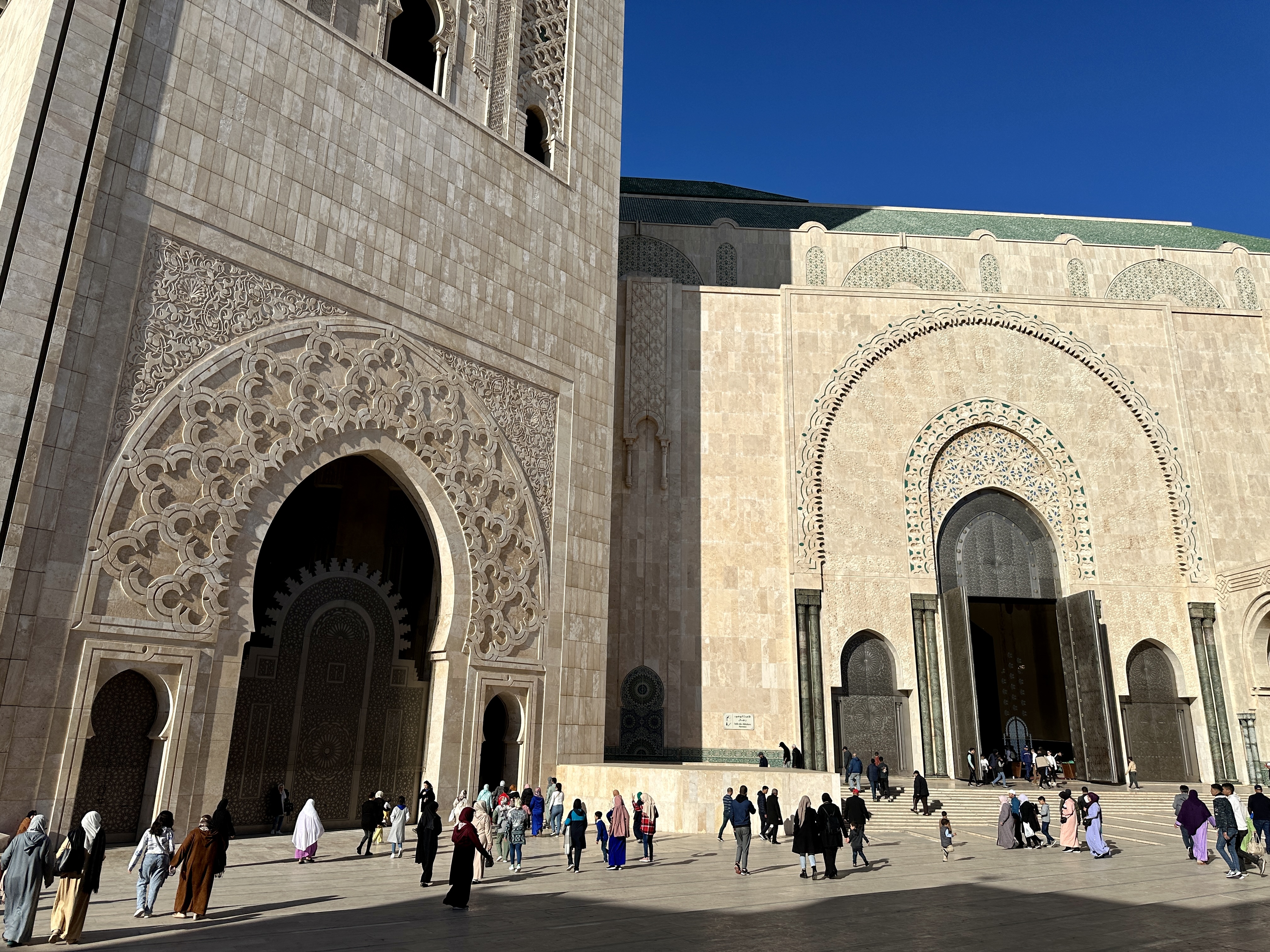 하산 2세 모스크 앞 마당