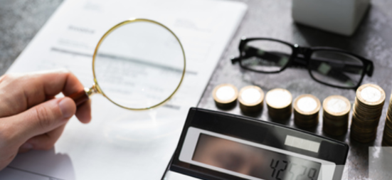 돋보기와-계산기-서류를-자세히보는