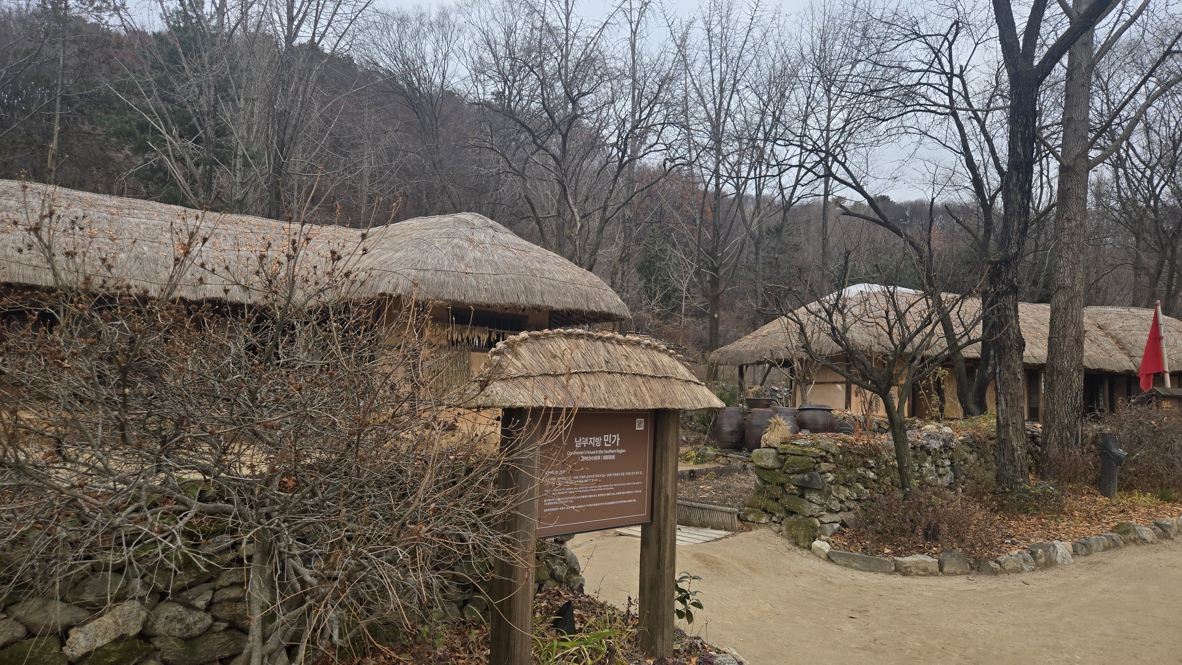 옛 가옥 앞의 고요한 빛&amp;#44; 기와지붕 위의 하늘&amp;#44; 돌담 사이로 스며드는 햇살