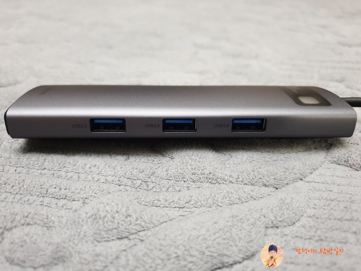 베이스어스 메탈글림 C타입 8-in-1 허브 도킹 스테이션 USB 3.0 Type-A 3개